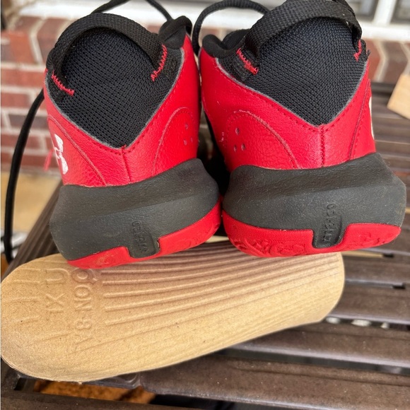 Boys Under Armour Basketball shoes 3.5 red sneakers UA ECU - Picture 5 of 6
